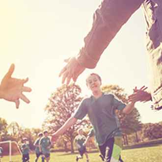 Kinderen zijn aan het voetballen