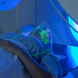 Een vergelijking van toegepaste hoeveelheden radioactiviteit voor nucleaire geneeskundige verrichtingen in Nederland Een patiënt krijgt radiotherapie