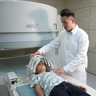 Predicting and implications of target volume changes of brain metastases during fractionated stereotactic radiosurgery Een arts doet een mri scan
