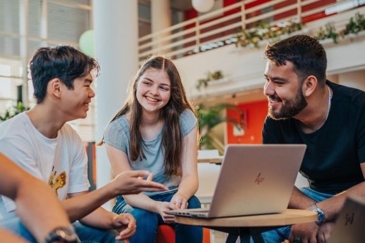 Studenten studeren bij Hogeschool Inholland